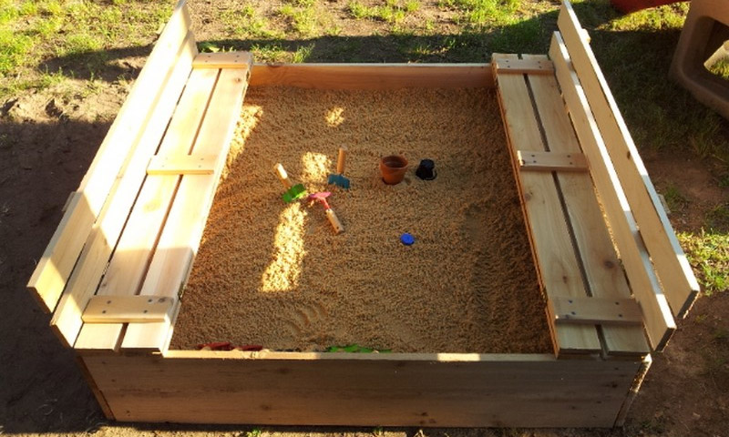Caja de arena de bricolaje con tapa y banco: instrucciones paso a paso