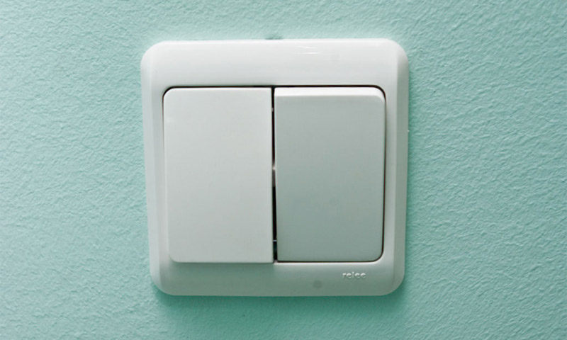 Како повезати прекидач за осветљење са два кључа
