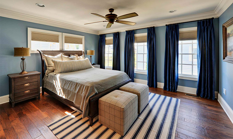 The use of blue in the interior of the bedroom