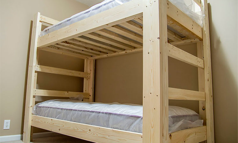 افعل ذلك بنفسك سرير بطابقين مصنوع من الخشب