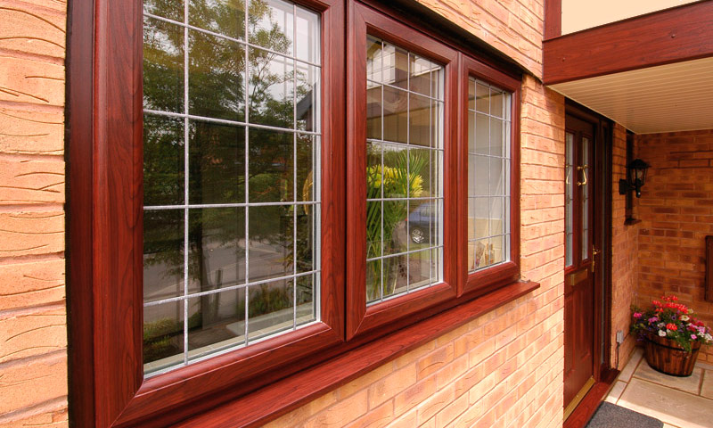ما هو الأفضل لتثبيت نوافذ خشبية أو بلاستيكية في منزل خاص