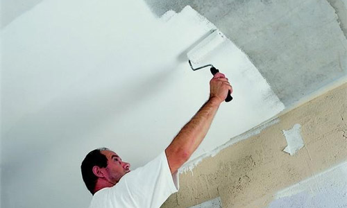 Doe-het-zelf whitewashing van het plafond met verf op kalk-, kalk- of waterbasis