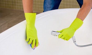 Wie man ein Acrylbad wäscht