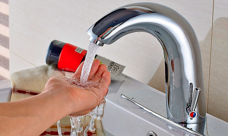 Wie man in einer Wohnung mit einem Zähler Wasser spart