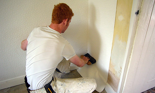 How to glue wallpaper in the corners