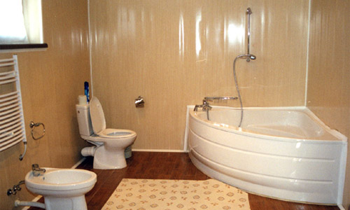 Efterbehandling af et badeværelse med PVC-paneler med dine egne hænder og kvalitet + Video
